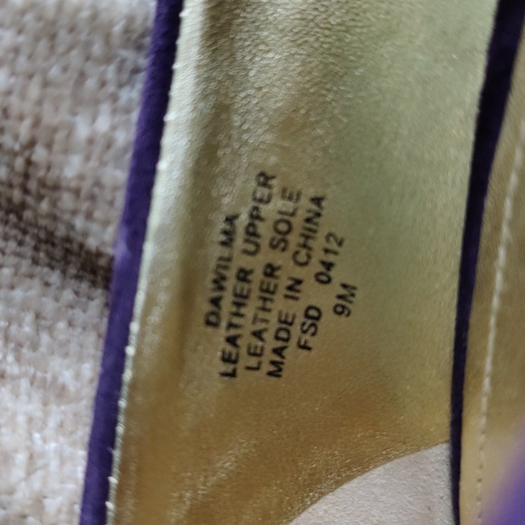 Joan & David Dawilma Leather Suede and Leather Sole Pump, Size 9 - Picture 12 of 12